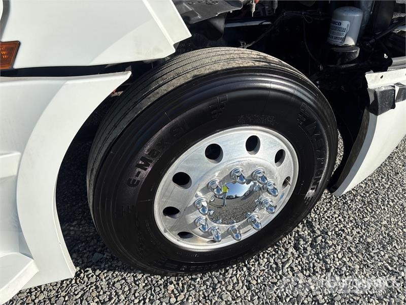 Freightliner Cascadia 126 6x4 T/A Sleeper Truck Tractor وحدات الجر
