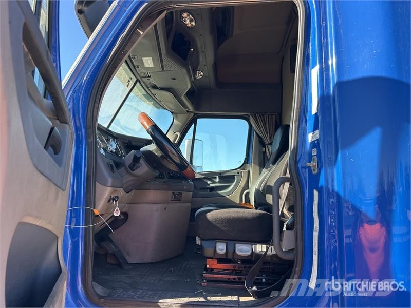 Freightliner Cascadia 125 6x4 T/A Sleeper Truck Tractor (Inoper Тягачі