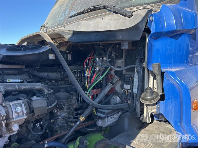 Freightliner Cascadia 125 6x4 T/A Sleeper Truck Tractor (Inoper Тягачі