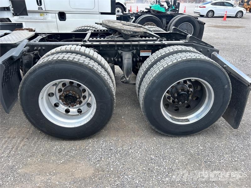 Freightliner Cascadia 126 6x4 T/A Sleeper Truck Tractor Тягачі