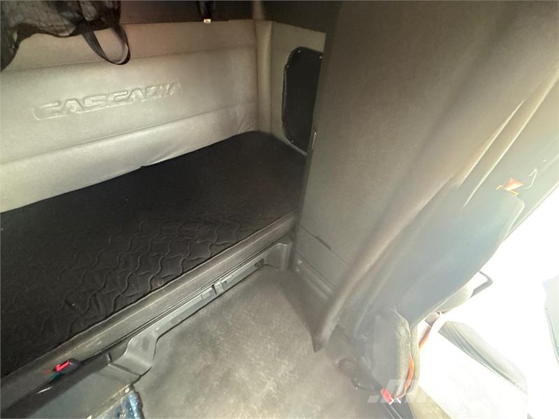 Freightliner Cascadia 126 6x4 T/A Sleeper Truck Tractor Autotractoare