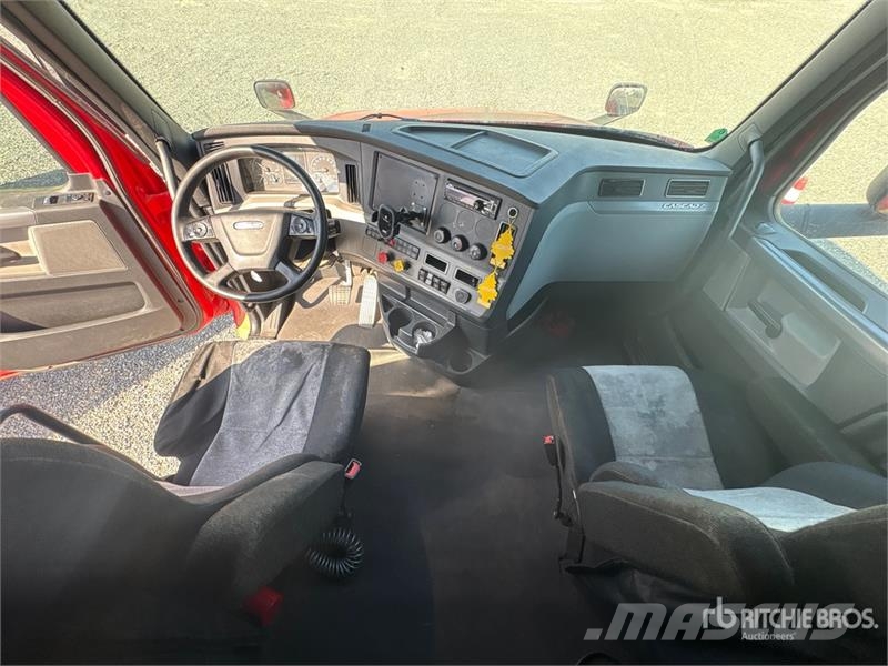 Freightliner Cascadia 126 6x4 T/A Sleeper Truck Tractor Vilcēji