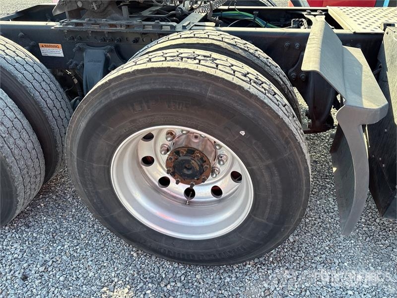 Freightliner Cascadia 126 6x4 T/A Sleeper Truck Tractor Тягачі