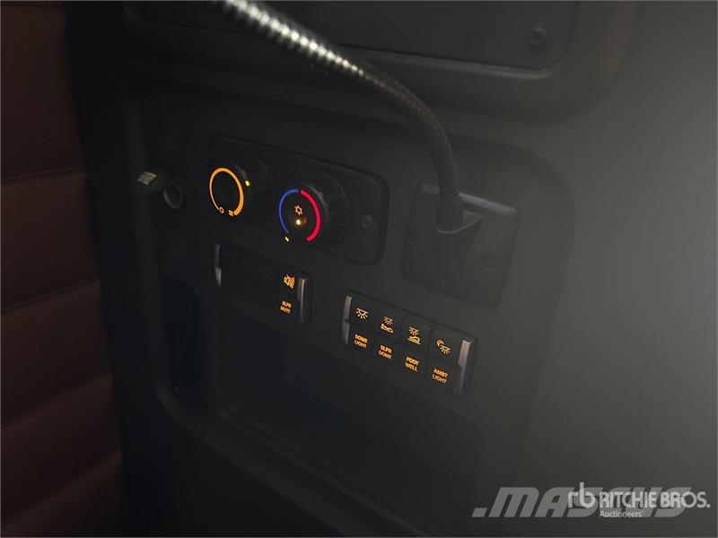 Freightliner Cascadia 126 6x4 T/A Sleeper Truck Tractor 트랙터 유닛