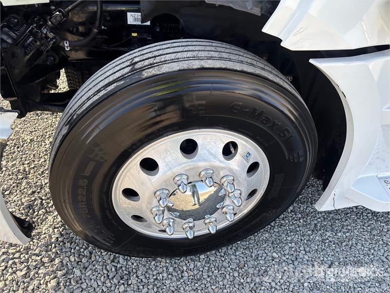 Freightliner Cascadia 126 6x4 T/A Sleeper Truck Tractor وحدات الجر