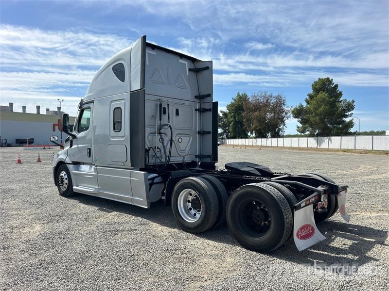 Freightliner Cascadia 126 6x4 T/A Sleeper Truck Tractor Prime Movers