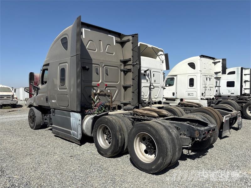 Freightliner Cascadia 126 6x4 T/A Sleeper Truck Tractor Vilcēji