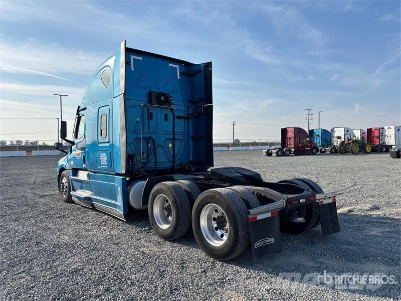 Freightliner Cascadia 126 6x4 T/A Sleeper Truck Tractor Тягачі