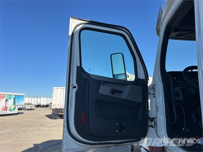 Freightliner Cascadia 126 6x4 T/A Sleeper Truck Tractor (Inoper Тягачі