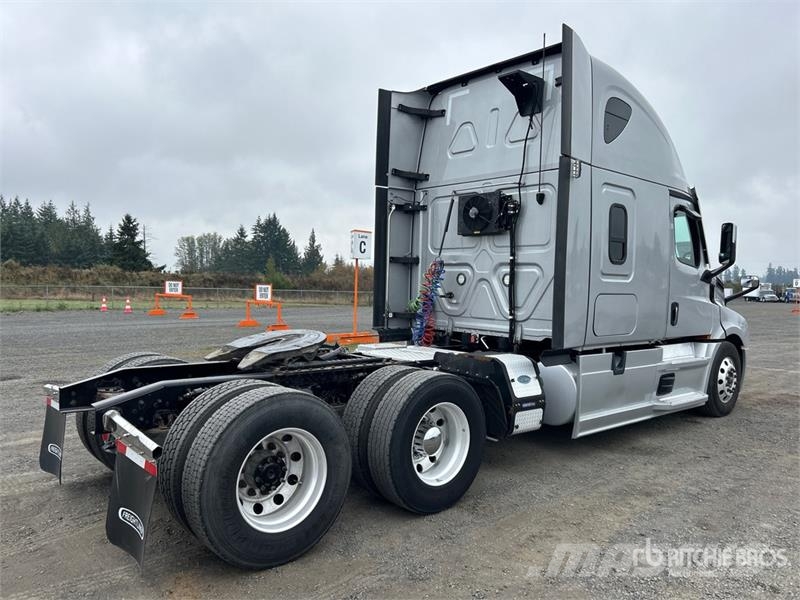 Freightliner Cascadia 126 6x4 T/A Sleeper Truck Tractor Vlačilci
