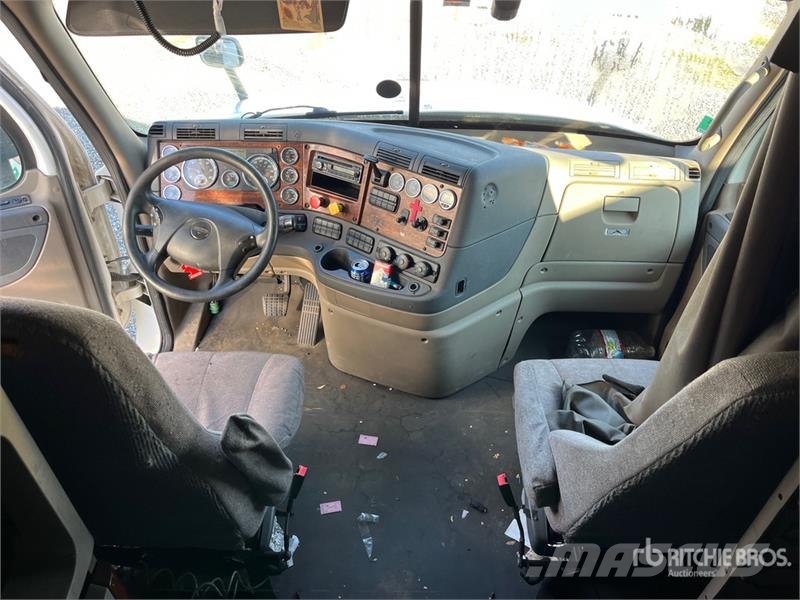 Freightliner Cascadia 125 6x4 T/A Sleeper Truck Tractor Тягачі