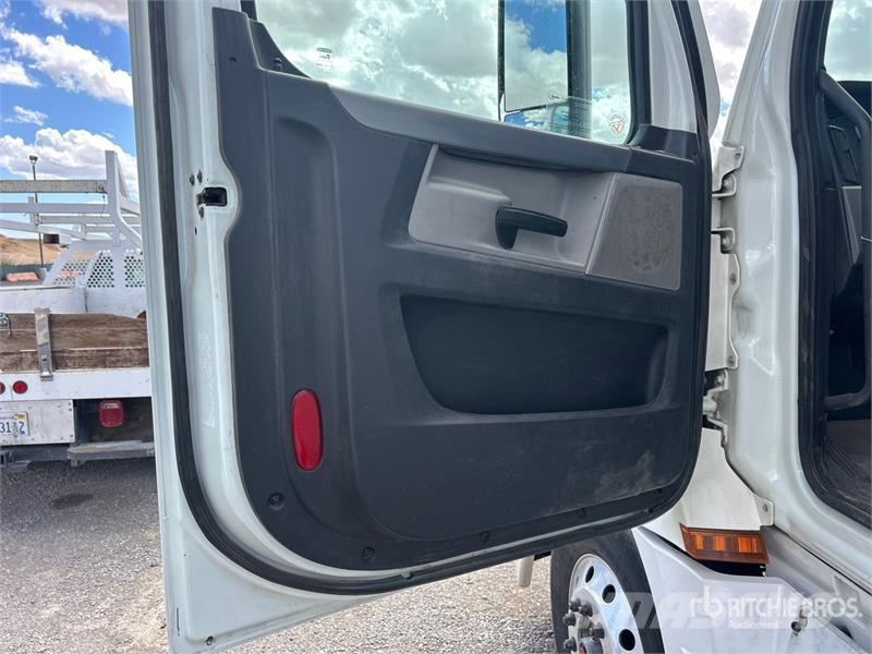 Freightliner Cascadia 126 6x4 T/A Sleeper Truck Tractor Тягачі