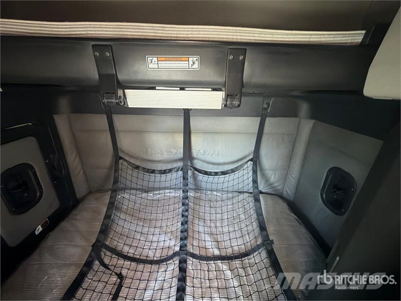 Freightliner Cascadia 126 6x4 T/A Sleeper Truck Tractor Sattelzugmaschinen