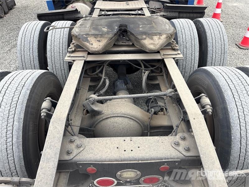 Freightliner Cascadia 126 6x4 T/A Sleeper Truck Tractor 中古トラクターヘッド | トレーラーヘッド