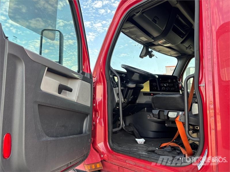 Freightliner Cascadia 126 6x4 T/A Sleeper Truck Tractor Nyergesvontatók