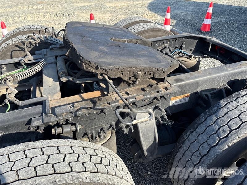 Freightliner Cascadia 126 6x4 T/A Sleeper Truck Tractor Тягачі