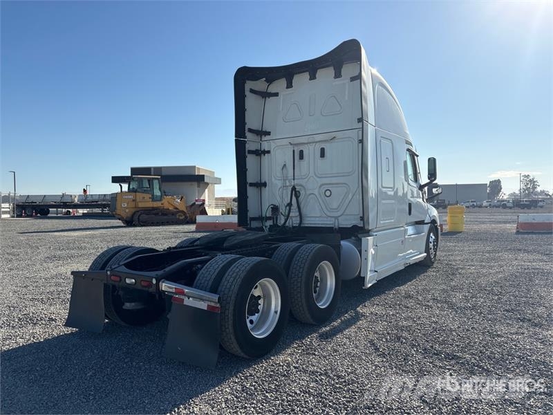 Freightliner Cascadia 126 6x4 T/A Sleeper Truck Tractor Vilcēji