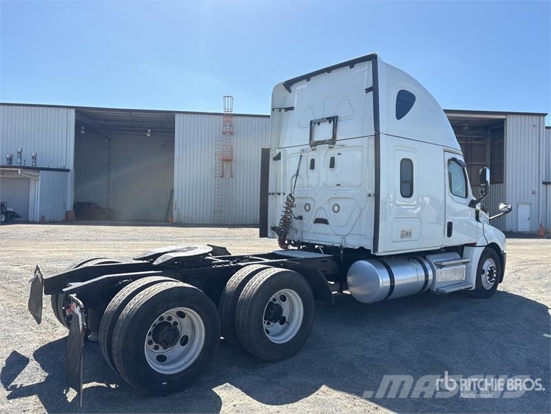 Freightliner Cascadia 126 6x4 T/A Sleeper Truck Tractor Camiones tractor