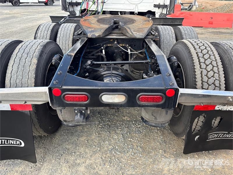 Freightliner Cascadia 126 6x4 T/A Sleeper Truck Tractor Tractor Units