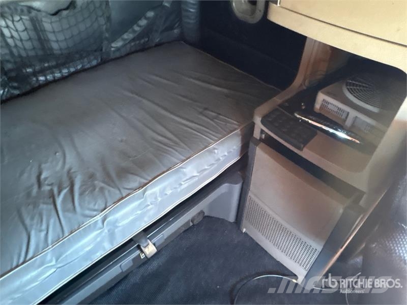 Freightliner Cascadia 125 6x4 T/A Sleeper Truck Tractor Vlačilci