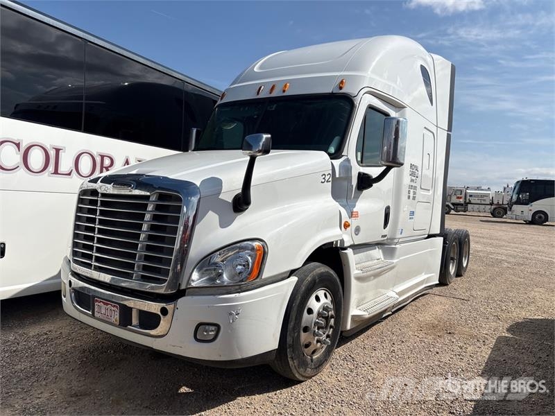 Freightliner Cascadia 125 6x4 T/A Sleeper Truck Tractor (Inoper 트랙터 유닛