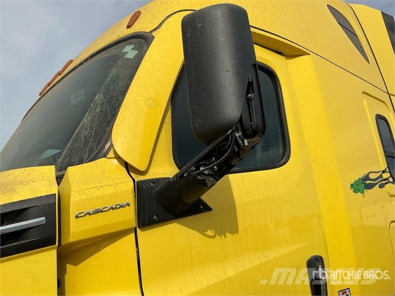 Freightliner Cascadia 126 6x4 T/A Sleeper Truck Tractor Vlačilci