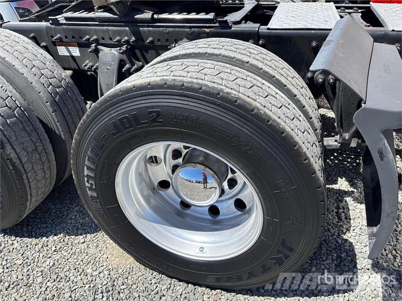 Freightliner Cascadia 126 6x4 T/A Sleeper Truck Tractor Тягачі