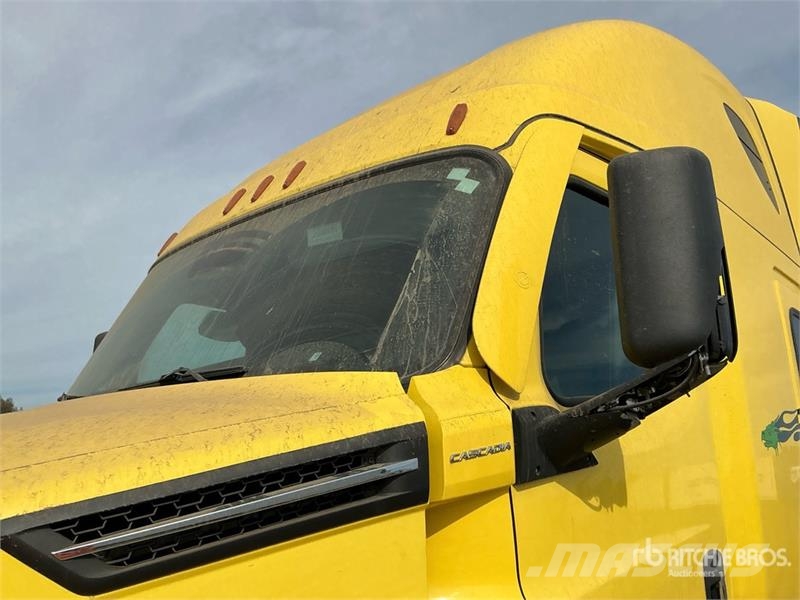 Freightliner Cascadia 126 6x4 T/A Sleeper Truck Tractor Vlačilci