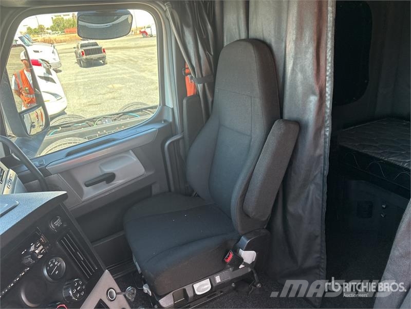 Freightliner Cascadia 126 6x4 T/A Sleeper Truck Tractor Camiones tractor