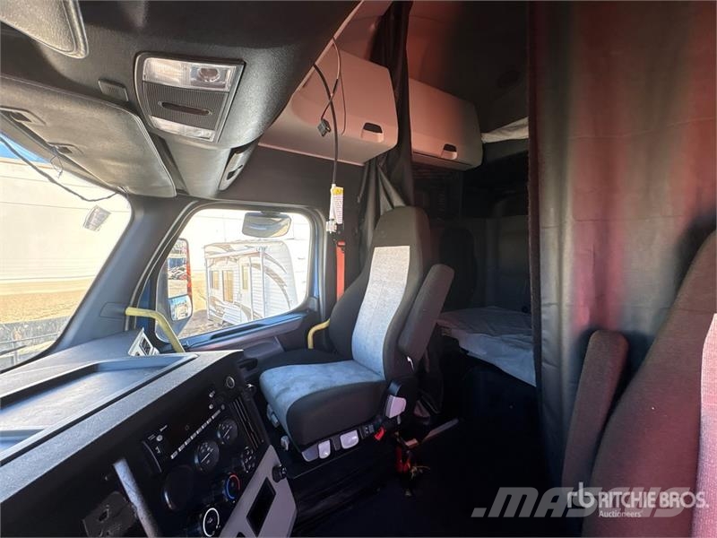 Freightliner Cascadia 126 6x4 T/A Sleeper Truck Tractor Naudoti vilkikai