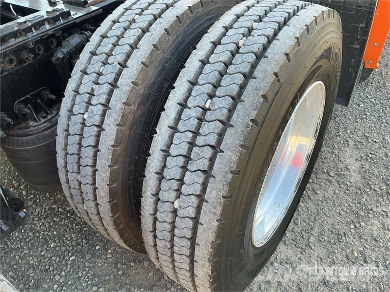 Freightliner Cascadia 126 6x4 T/A Sleeper Truck Tractor 트랙터 유닛