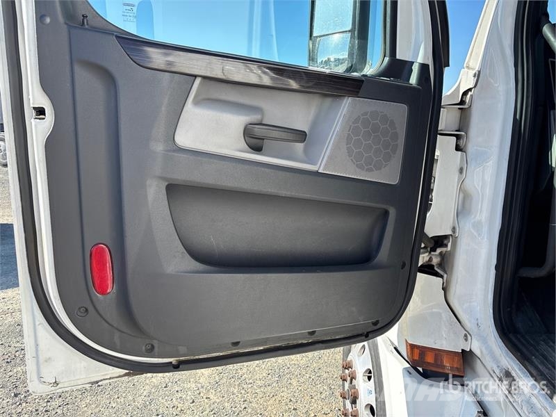 Freightliner Cascadia 126 6x4 T/A Sleeper Truck Tractor Седельные тягачи