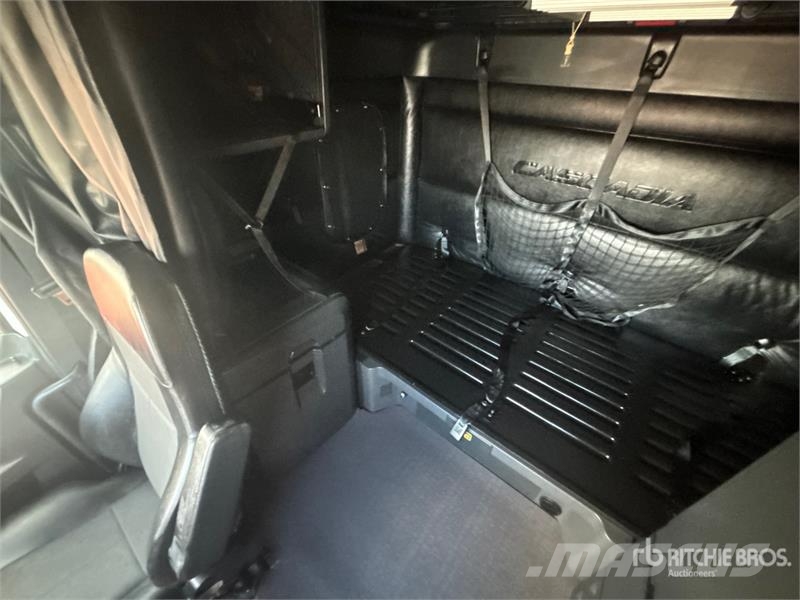 Freightliner Cascadia 126 6x4 T/A Sleeper Truck Tractor Tractor Units