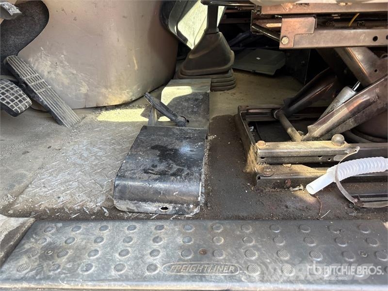 Freightliner Cascadia 125 6x4 Roll-Off Truck (Inoperable) شاحنات لوادر