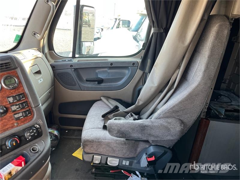Freightliner Cascadia 125 6x4 T/A Sleeper Truck Tractor Тягачі