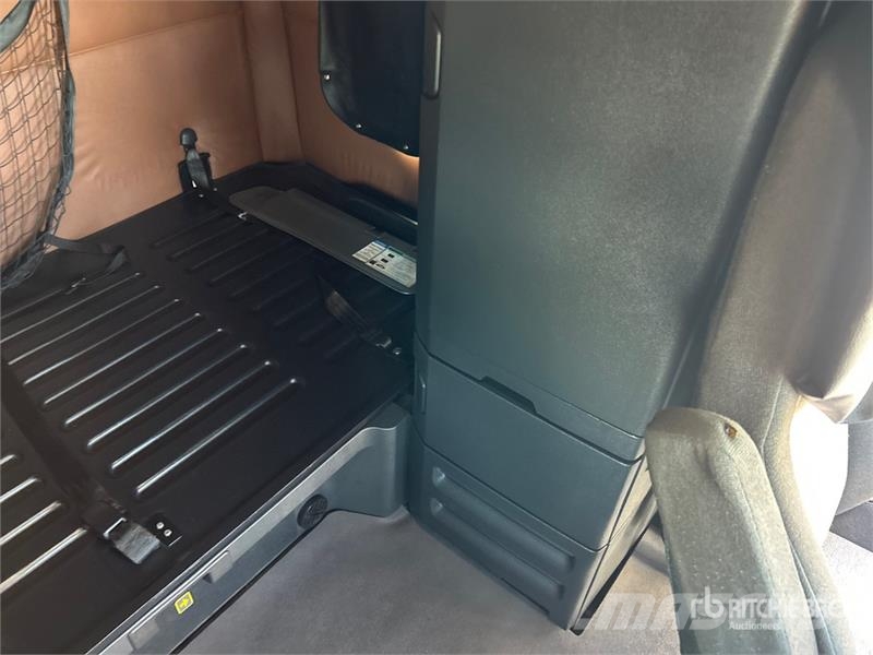 Freightliner Cascadia 126 6x4 T/A Sleeper Truck Tractor Sadulveokid