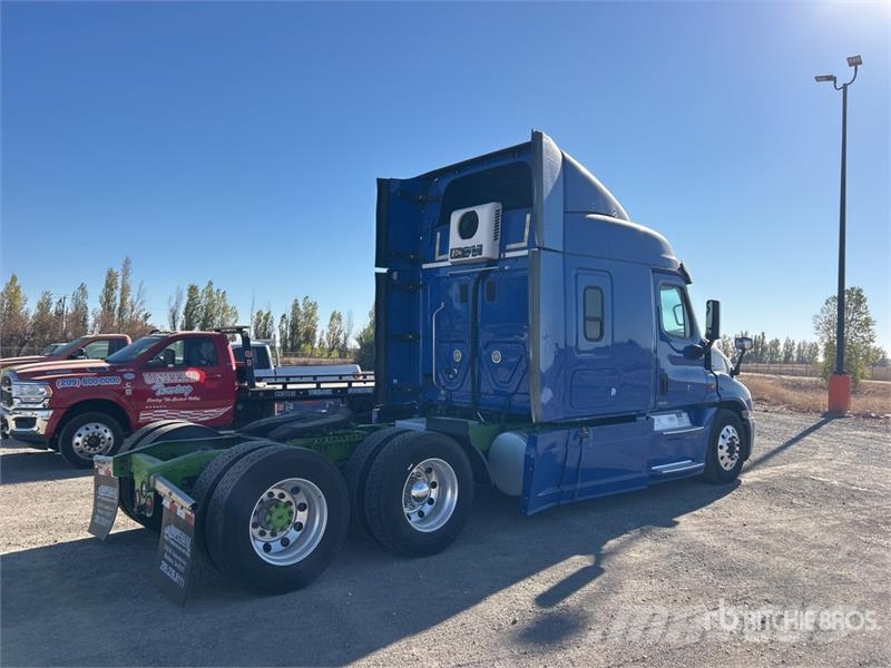 Freightliner Cascadia 125 6x4 T/A Sleeper Truck Tractor (Inoper Тягачі