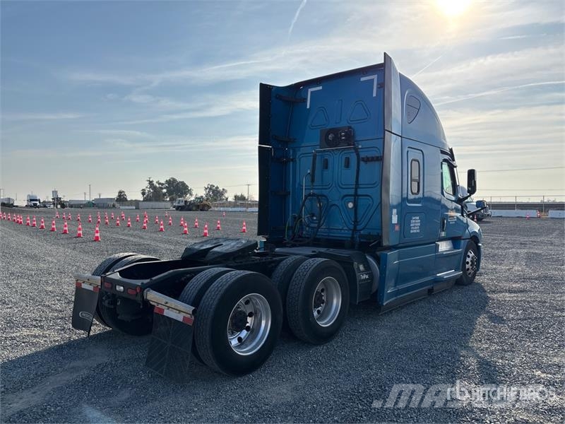 Freightliner Cascadia 126 6x4 T/A Sleeper Truck Tractor Тягачі