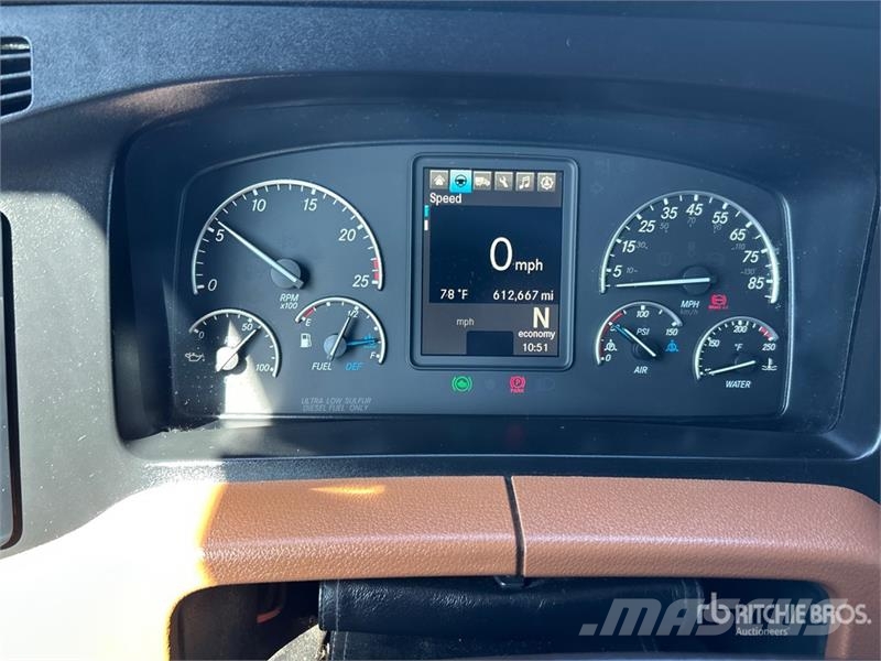 Freightliner Cascadia 126 6x4 T/A Sleeper Truck Tractor Sadulveokid