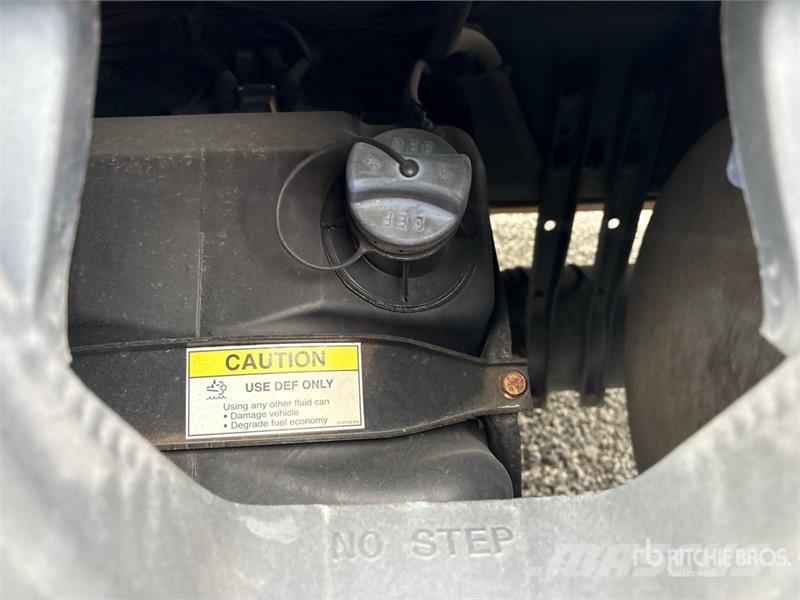 Freightliner Cascadia 126 6x4 T/A Sleeper Truck Tractor 中古トラクターヘッド | トレーラーヘッド