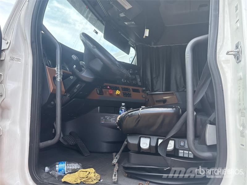 Freightliner Cascadia 126 6x4 T/A Sleeper Truck Tractor (Inoper Nyergesvontatók