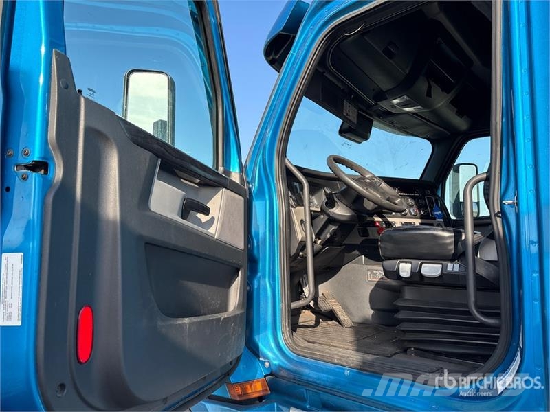 Freightliner Cascadia 126 6x4 T/A Sleeper Truck Tractor Тягачі