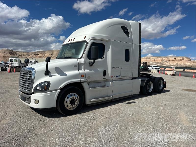 Freightliner Cascadia 125 6x4 T/A Sleeper Truck Tractor Тягачі