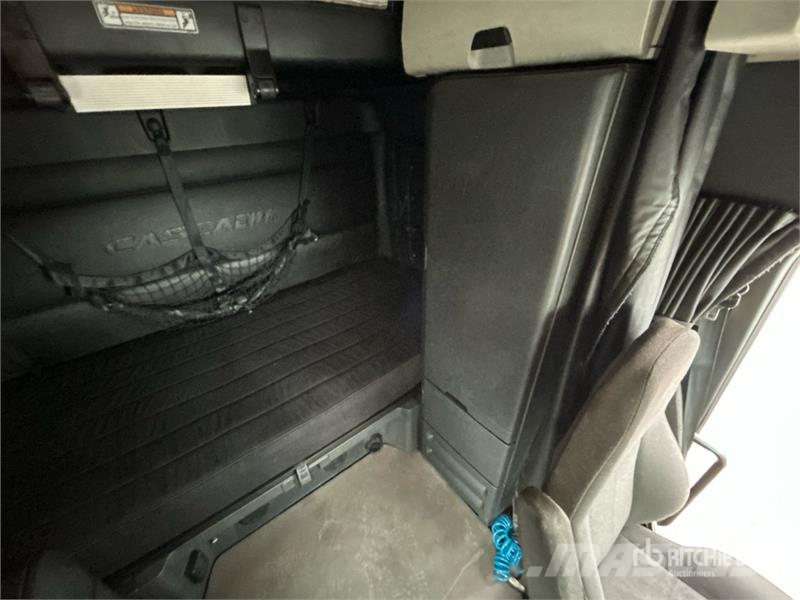 Freightliner Cascadia 126 6x4 T/A Sleeper Truck Tractor Cabezas tractoras