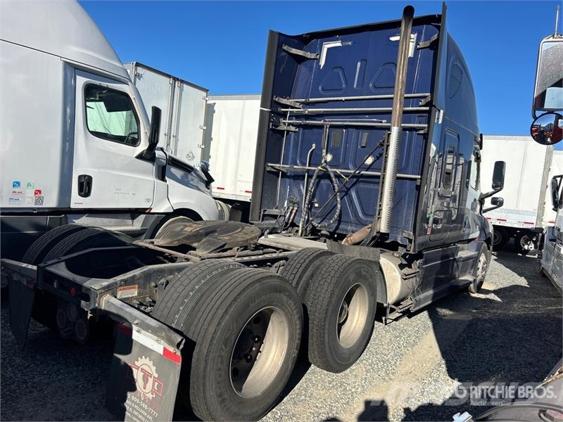 Freightliner Cascadia 126 6x4 T/A Sleeper Truck Tractor Tegljači