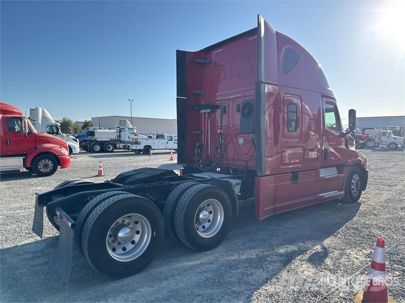 Freightliner Cascadia 126 6x4 T/A Sleeper Truck Tractor Tegljači