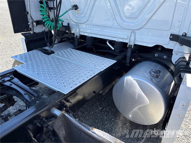 Freightliner Cascadia 126 6x4 T/A Sleeper Truck Tractor Vlačilci