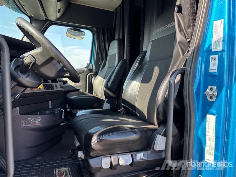 Freightliner Cascadia 126 6x4 T/A Sleeper Truck Tractor Тягачі