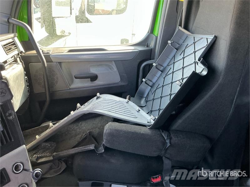 Freightliner Cascadia 126 T/A Sleeper Truck Tractor (Inoperable Тягачі
