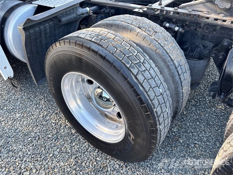 Freightliner Cascadia 126 6x4 T/A Sleeper Truck Tractor Cabezas tractoras